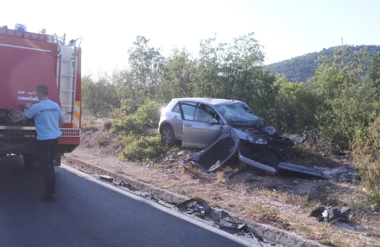 Stravični prizori: Auto završio u provaliji, četiri osobe hitno prevezene u bolnicu
