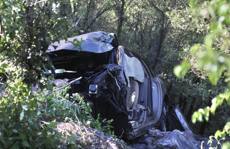 Stravični prizori: Auto završio u provaliji, četiri osobe hitno prevezene u bolnicu