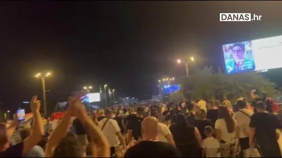 Veliki zastoj na Mostu slobode, ljudi stoje na mjestu