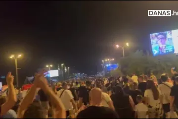 Rijeke ljudi odlaze s koncerta Thompsona i u deliriju pjevaju stihove