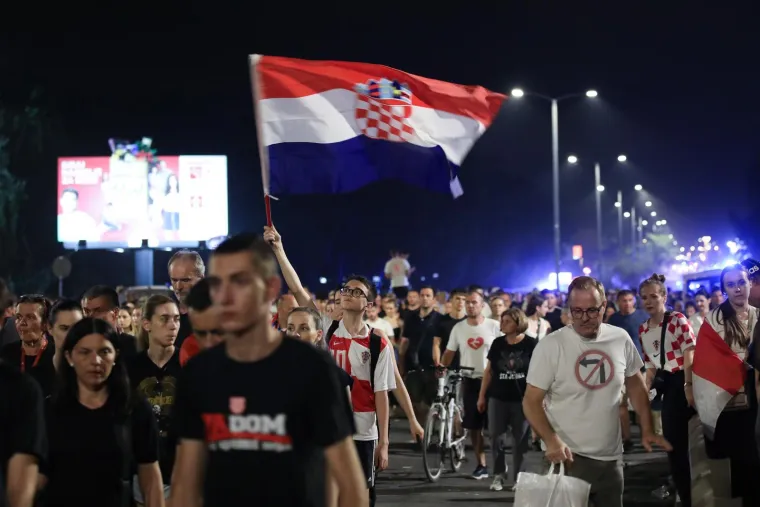 Rijeke ljudi odlaze s koncerta Thompsona i u deliriju pjevaju stihove
