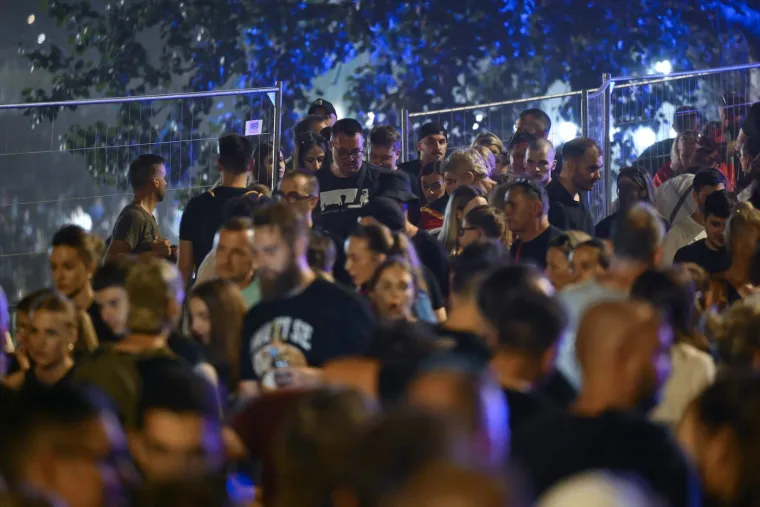 Cijeli dan na nogama: Pogledajte trenutak kada su iscrpljeni radnici napokon uhvatili predah