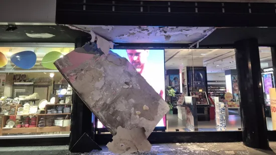 Novi incident: Urušio se dio nadstrešnice, ogromna betonska ploča prijeteći visi u centru grada