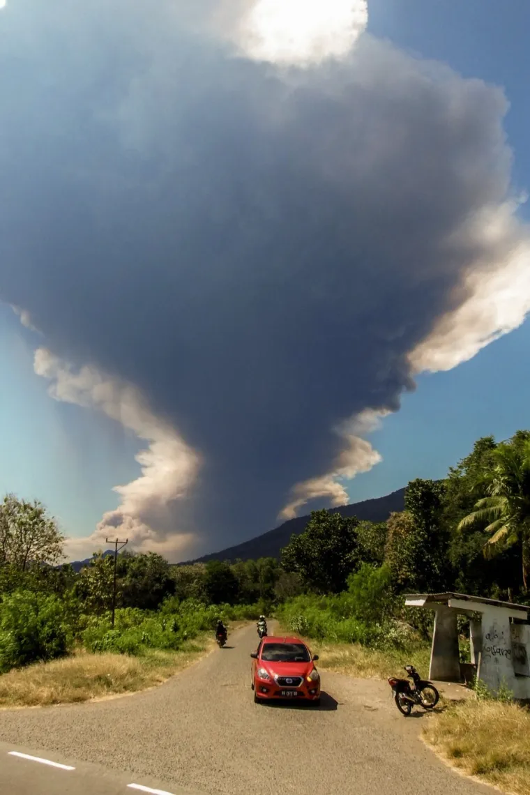 Krenula jedna od najvećih vulkanskih erupcija u zadnjih 15 godina: Pepeo šikljao 18 km u zrak