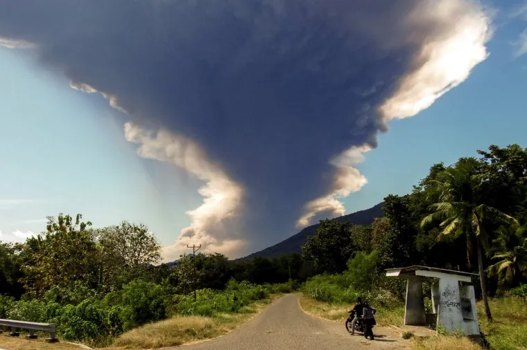 Krenula jedna od najvećih vulkanskih erupcija u zadnjih 15 godina: Pepeo šikljao 18 km u zrak