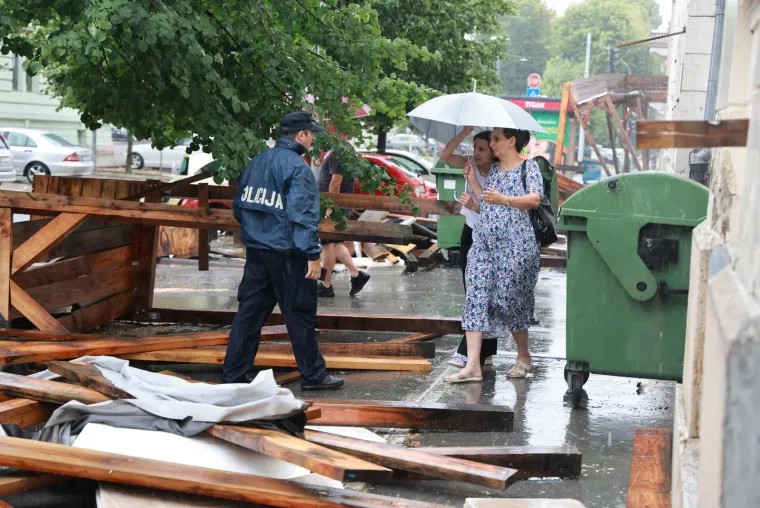 Skela pala i smrskala automobil u Osijeku, meteorologinja upozorila: 'Udari vjetra i do 120 km/h!'