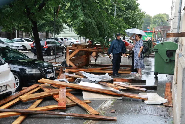 Skela pala i smrskala automobil u Osijeku, meteorologinja upozorila: 'Udari vjetra i do 120 km/h!'