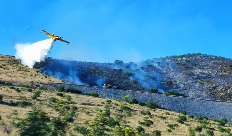 Buknuo požar kraj Trogira, dignuti kanaderi: 'Izazov nam predstavlja nepristupačan teren'