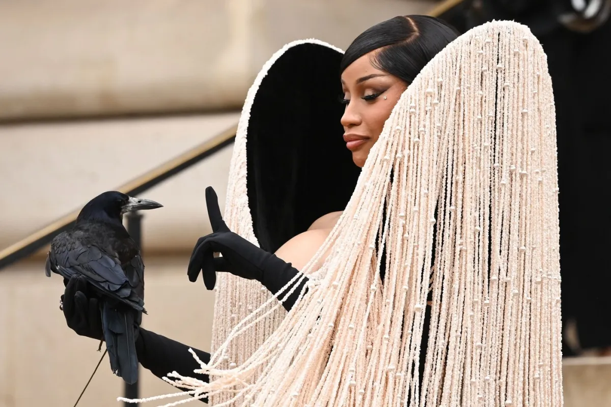 Prizor kakav se rijetko viđa: Američka pjevačica se pojavila na reviji u bizarnom izdanju