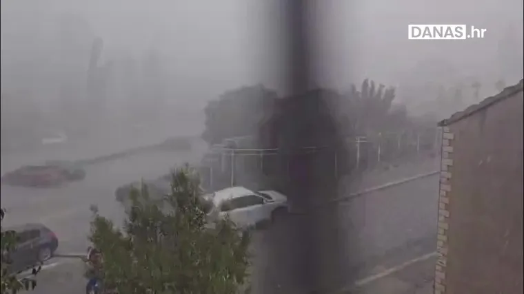 Prizori kaosa u Splitu: Grad pliva zbog strašnog nevremena, pada i tuča