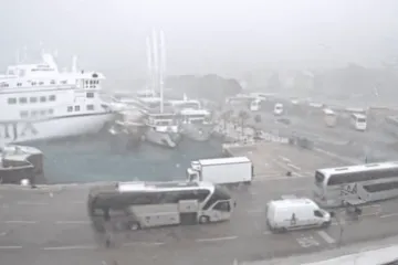 Jadrolinijin trajekt udario u katamaran i veliki izletnički brod, jedan potonuo!