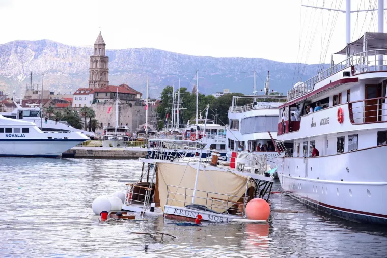 Jadrolinijin trajekt udario u katamaran i veliki izletnički brod, jedan potonuo!