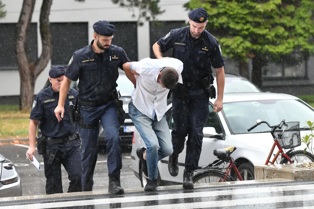 Ovo je 'Mančo' (29), osumnjičen da je sjekirom ubio vlastitu majku: Šutio je na ispitivanju