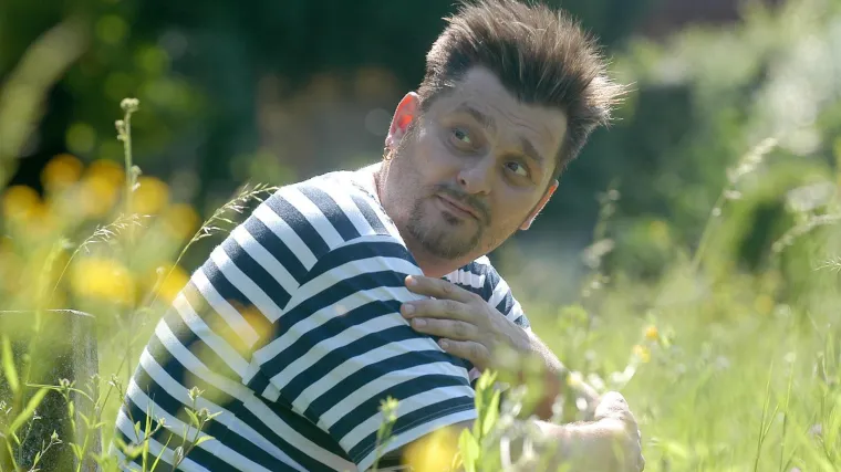 [KVIZ] Možeš li prepoznati pjesme Dine Dvornika po jednom stihu?