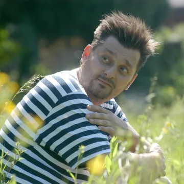 [KVIZ] Možeš li prepoznati pjesme Dine Dvornika po jednom stihu?