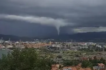 Tornado u susjedstvu? Pojavile su se jezive snimke, spustio se iz olujnog oblaka