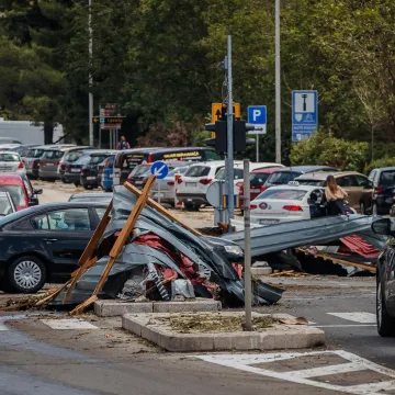 Prizori strašni, a šteta na svakom koraku. Ovo je nevrijeme napravilo automobilima