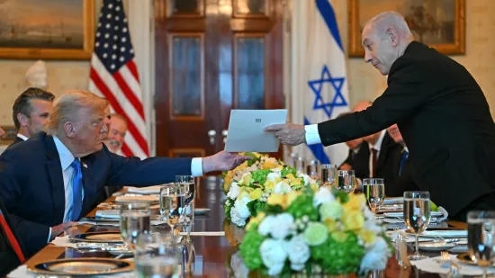 Izraelski premijer iznenadio Trumpa posebnom gestom u Bijeloj kući: 'Hvala Bibi'
