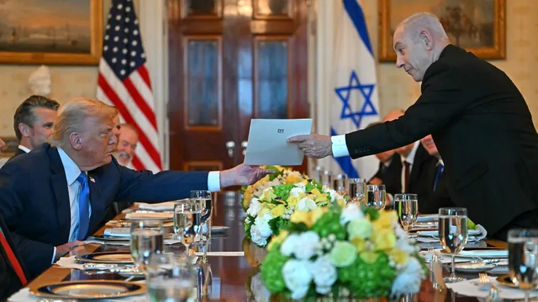 Izraelski premijer iznenadio Trumpa posebnom gestom u Bijeloj kući: 'Hvala Bibi'