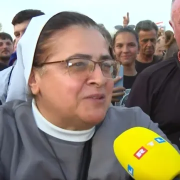 Srpski portali raspalili po časnoj s Thompsonovog koncerta: 'Pljunula je po Srbima!'