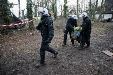 Tinejdžericu (19) pronašli zatočenu u drvenoj kutiji: Policajci su čuli vrisak iz staje
