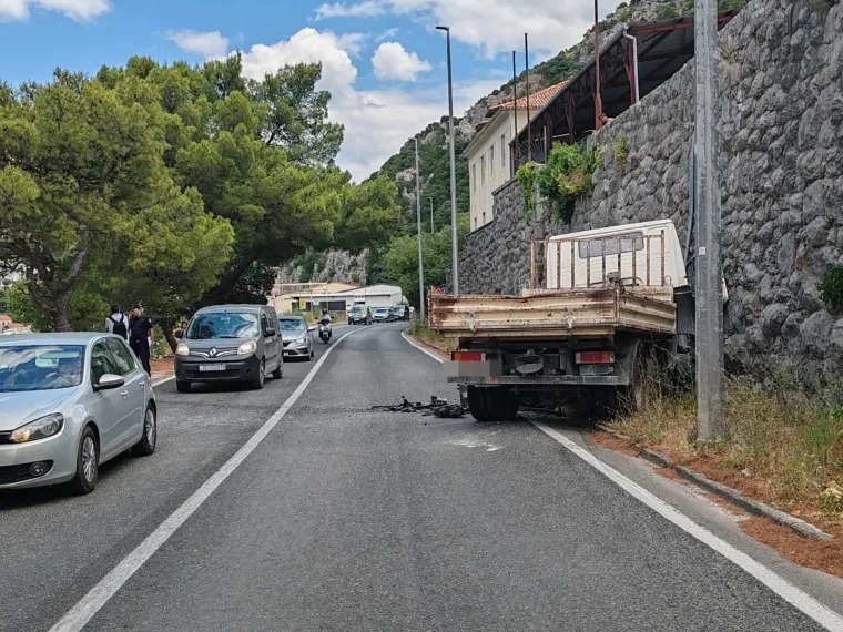 Sudar na krajnjem jugu, Golf završio u rijeci! Vozača spašavao prolaznik