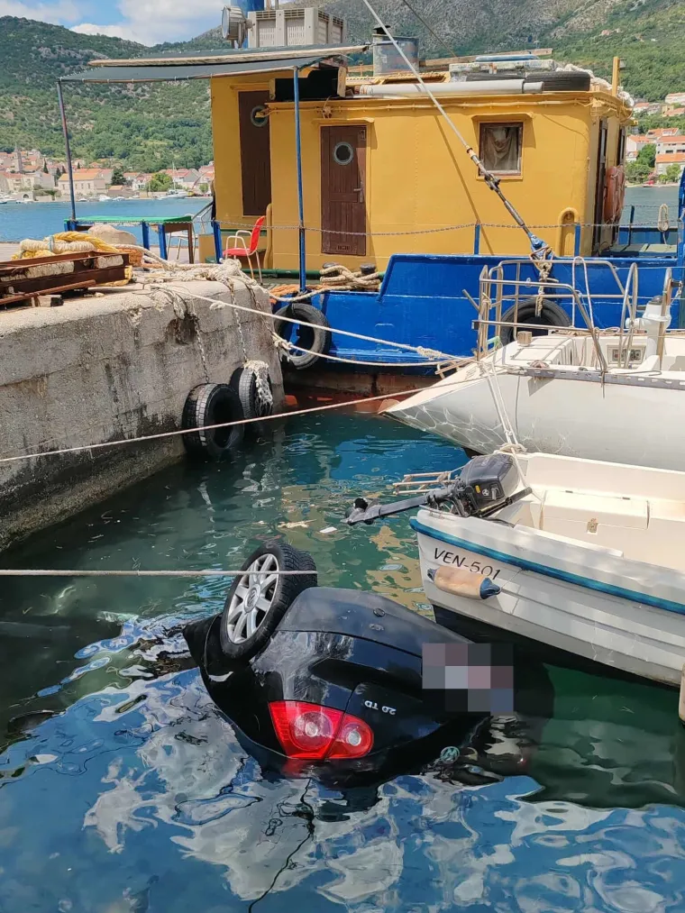 Sudar na krajnjem jugu, Golf završio u rijeci! Vozača spašavao prolaznik