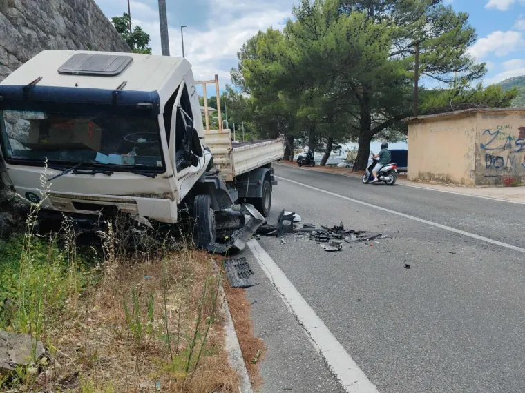 Sudar na krajnjem jugu, Golf završio u rijeci! Vozača spašavao prolaznik