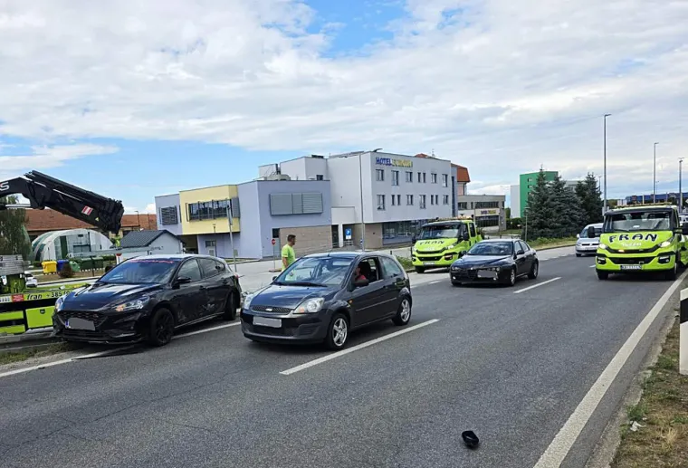 Jezivi prizori: Sudarila se tri vozila, policija regulira promet
