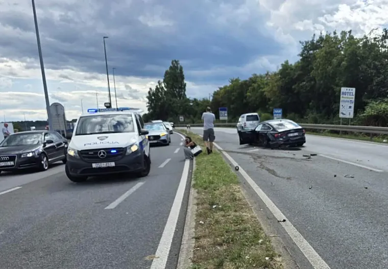 Jezivi prizori: Sudarila se tri vozila, policija regulira promet