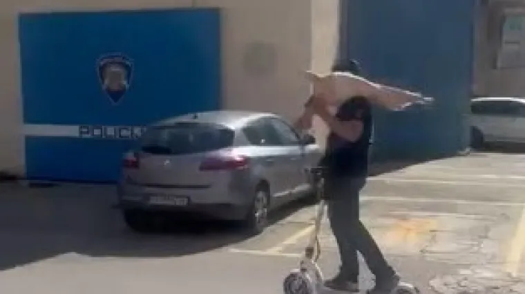 Uprtio prasence na rame pa se provozao ispred policije: Sve gori u komentarima!
