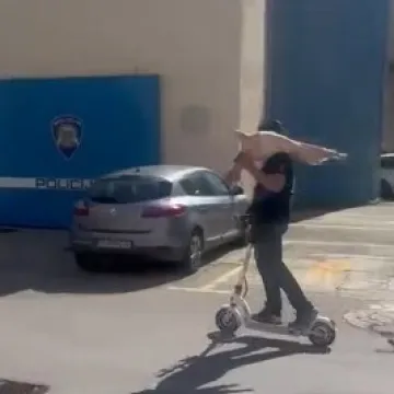 Uprtio prasence na rame pa se provozao ispred policije: Sve gori u komentarima!