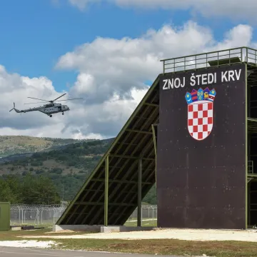 Incident u Udbini: Trojica autom upala u vojarnu, vojnik izbjegnuo nalet