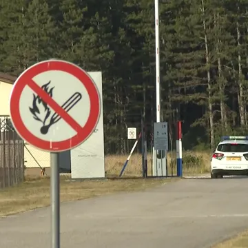 Otvorena bočna vrata? Evo kako su muškarci autom upali u vojarnu u Udbini