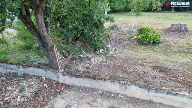 Traktor probio dvije ograde, zabio se u stablo i zapalio se! Vozač je u bolnici
