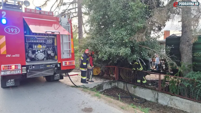 Traktor probio dvije ograde, zabio se u stablo i zapalio se! Vozač je u bolnici