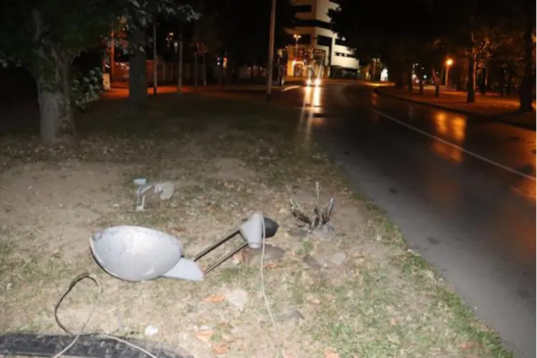 Pijan udario u rasvjetni stup i reklamu u Zagrebu: Pogledajte kakav kaos je napravio