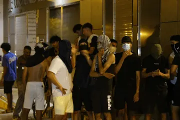Desničari krenuli u 'lov na migrante': Naoružali se Molotovljevim koktelima i bejzbol palicama