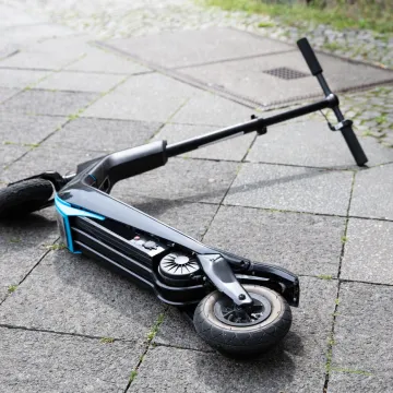 Dijete teško ozlijeđeno nakon strašnog pada s romobila: Nije nosilo kacigu