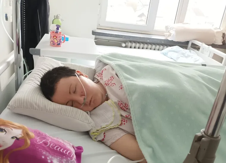 Dino (11) prodaje plišance da pomogne bolesnoj majci: Komunicira jedino treptajima