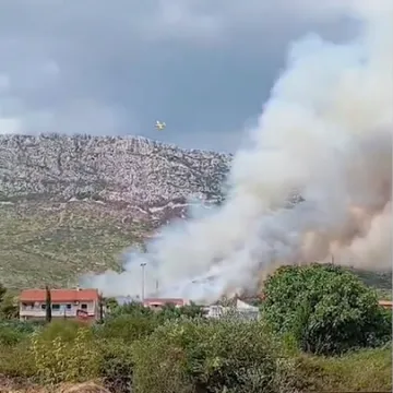 Gori u Dalmaciji! Požar se širi iznad Kaštel Sućurca: 'Čula se eksplozija'