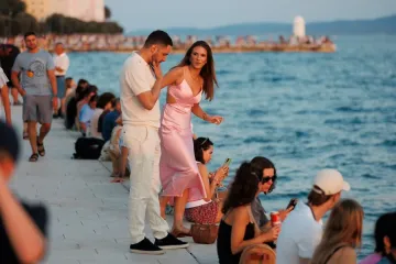 Svi su okretali glavu: Tajanstvena dama u rozoj haljini osvojila sve prolaznike u Zadru