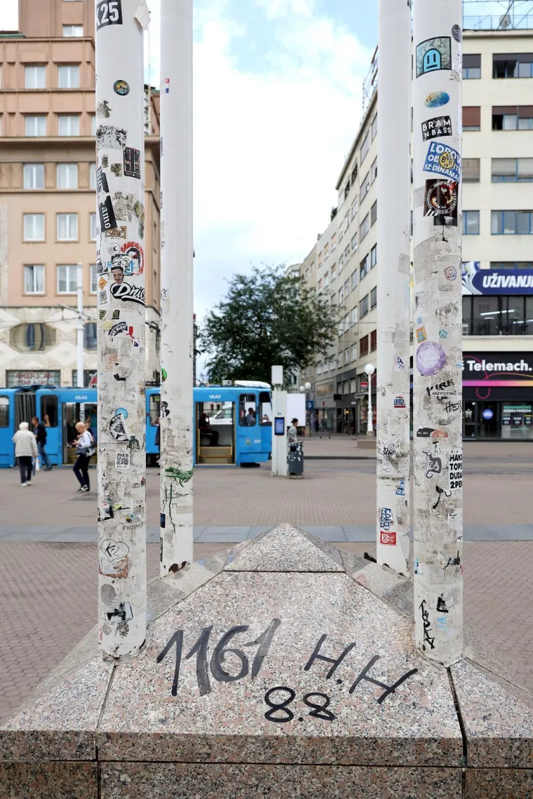 Prvo banu prerezali grkljan, sad napisali oznake 'HH' i '88': Imaju zlokobno značenje
