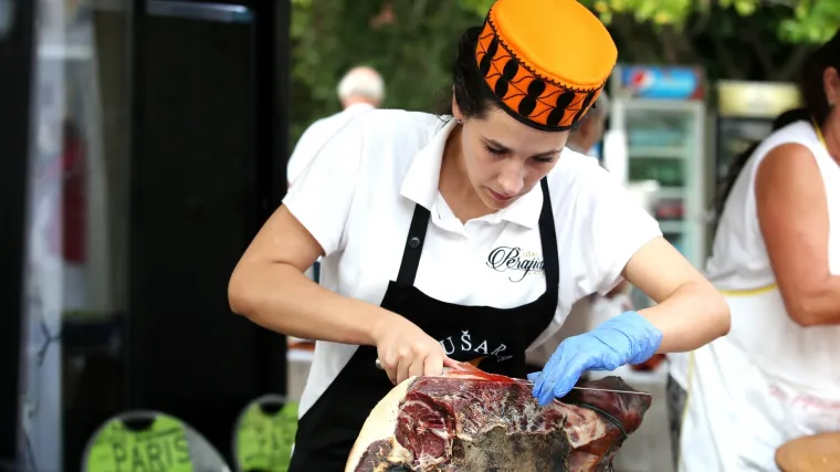 Pivo za 4 eura, koktel Thompson i drniško vino: Pogledajte ponudu hrane i pića uoči koncerta