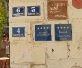 Psi i mačke - da, djeca - ne! Oglas iz Vodica izazvao burne reakcije
