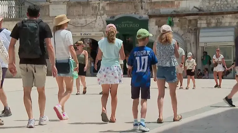 Psi smiju, a djeca ne? Oglas iz Vodica podigao buru, provjerili smo što kažu zakoni