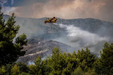 Veliki požar u Kaštel Sućurcu još nije ugašen, vatrogasci ostaju dežurati cijelu noć