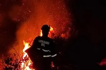 Izbio požar na Zlatnom ratu na Braču: Stigao i kanader