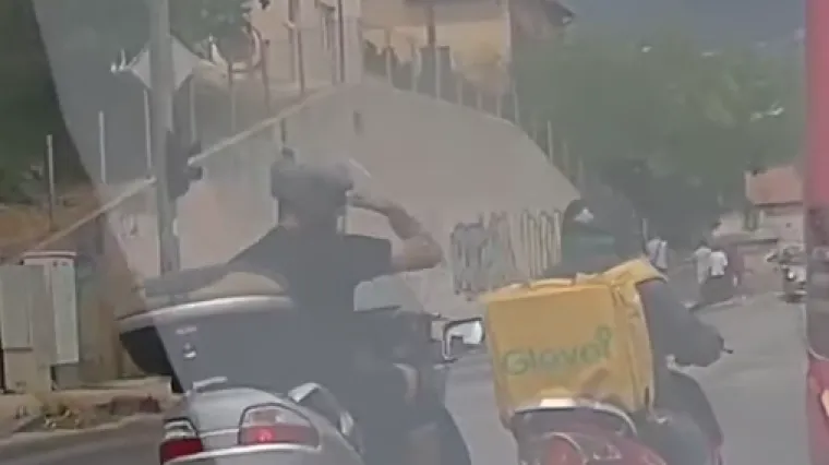 Pogledajte što je vozač na skuteru, bez povoda, napravio dostavljaču: 'Bahat koji misli da je Bogom dan'