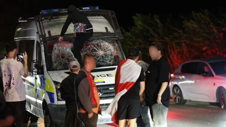 Etiopljanin optužen da je pokušao poljubiti djevojčicu! Izbili neredi: Prosvjednici bacali jaja i ispaljivali vatromet